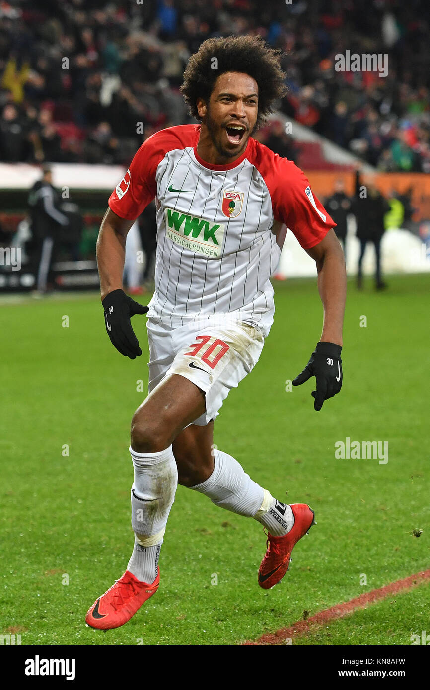 Goaljubel F. CAIUBY DA SILVA (FC Augsburg) dopo il traguardo zum 1-0 giubilo, Freude, Begeisterung, Aktion, Einzelaktion, Einzelbild, Freisteller, Ganzkoerperaufnahme, ganze figura. Fussball 1. Bundesliga, 15. Spieltag, FC Augsburg (A)-Hertha BSC (B) 1-1, am 10.12.2017 in Augusta/Germania, WWK A R E N A. |L'utilizzo in tutto il mondo Foto Stock