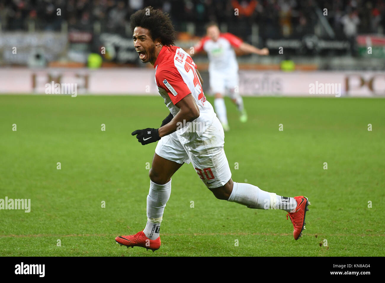 Goaljubel F. CAIUBY DA SILVA (FC Augsburg) dopo il traguardo zum 1-0 giubilo, Freude, Begeisterung, Aktion, Einzelaktion, Einzelbild, Freisteller, Ganzkoerperaufnahme, ganze figura. Fussball 1. Bundesliga, 15. Spieltag, FC Augsburg (A)-Hertha BSC (B) 1-1, am 10.12.2017 in Augusta/Germania, WWK A R E N A. |L'utilizzo in tutto il mondo Foto Stock