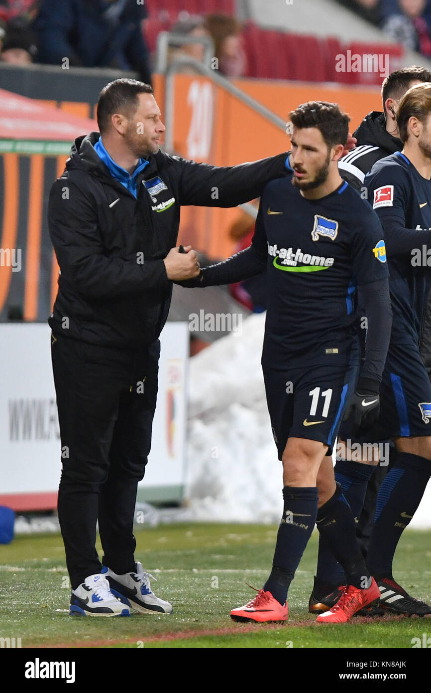 Pal DARDAI, Trainer (Hertha BSC) con Mathew LECKIE (Hertha BSC) bei Auswechslung. Fussball 1. Bundesliga, 15. Spieltag, FC Augsburg (A)-Hertha BSC (B) 1-1, am 10.12.2017 in Augusta/Germania, WWK A R E N A. |L'utilizzo in tutto il mondo Foto Stock
