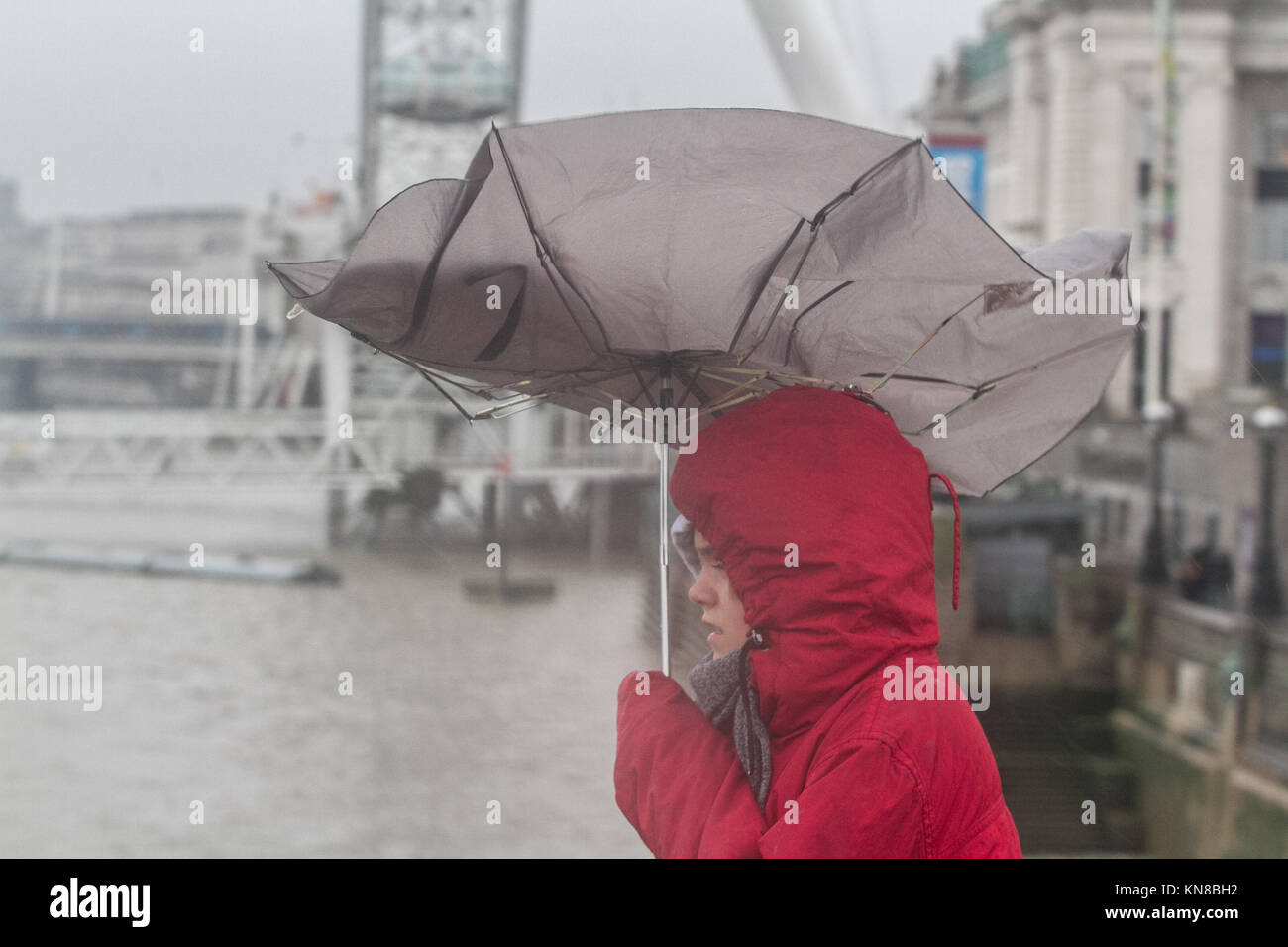 Londra, Regno Unito. Undicesimo Dec, 2017. Pedoni brave il freddo con Pioggia gelata alta venti nevischio e pioggia sul Westminster Bridge in ciò che è noto come Black Ice lunedì un giorno dopo la prima nevicata nella capitale come temperature precipitare verso il congelamento. Il Met Office ha emesso gli avvisi di ambra per parti del Regno Unito, con il rischio di gravi perturbazioni al credito di viaggio: amer ghazzal/Alamy Live News Foto Stock