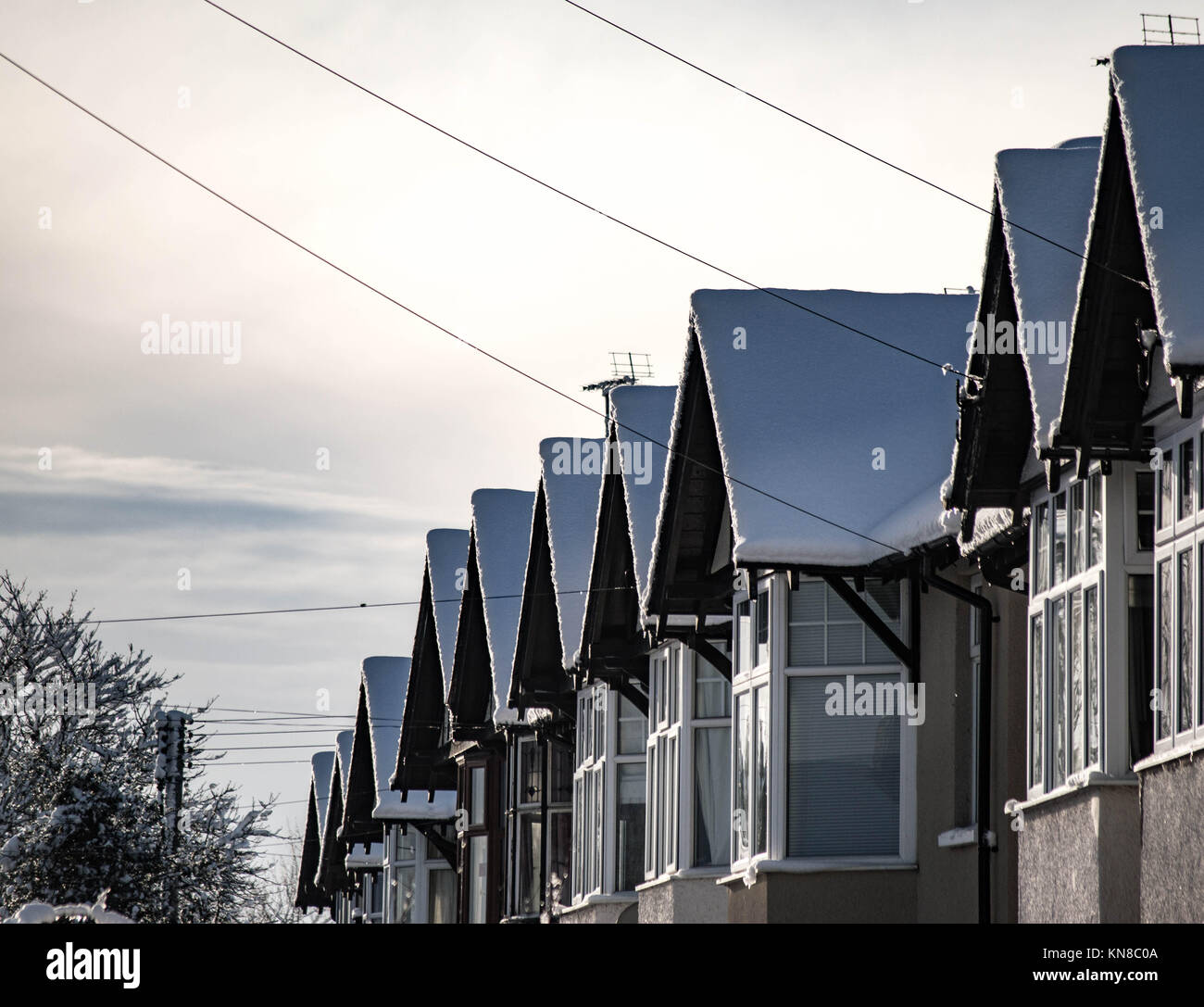 Leominster, UK. 11 dicembre, 2017. Snow capped tetti su case a schiera sono visibili sul South Street inLeominster il giorno 11 dicembre 2017. Credito: Jim legno/Alamy Live News Foto Stock