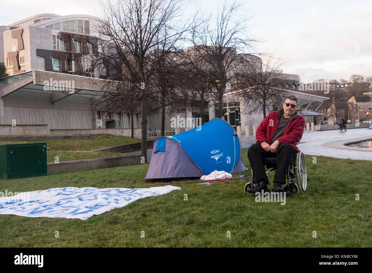 Edinburgh, Regno Unito. 11 dicembre, 2017. Diruttori, Ian Morrison da Kilwinning in Ayrshire ha istituito una tenda nella motivazione del Parlamento scozzese e ha minacciato di effettuare uno sciopero della fame fino a quando non gli è permesso di incontrare con SNP il Ministro della Salute, Shona Robison. Morrison per la campagna si riferisce all'uso degli oppioidi nel trattamento in Scottish NHS dove correlati al farmaco acuto generale i soggiorni sono aumentati da 41 persone a 143 persone per 100k tra il 1996 e il 2016. Credito: ricca di Dyson/Alamy Live News Foto Stock