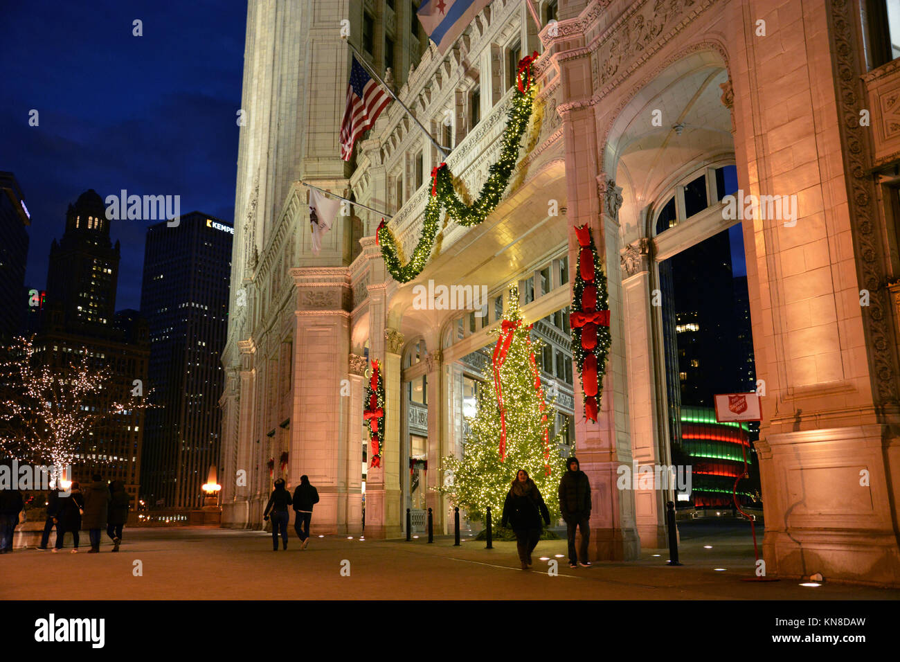Chicago, Stati Uniti d'America. Decimo Dec, 2017. Gli acquirenti di vacanza su Michigan Avenue's 'Magnificent Mile' a piedi passato le luci di Natale sul Wrigley Building su un vivace serata in Chicago. Credito: D Valutazione Smith/Alamy Live News Foto Stock