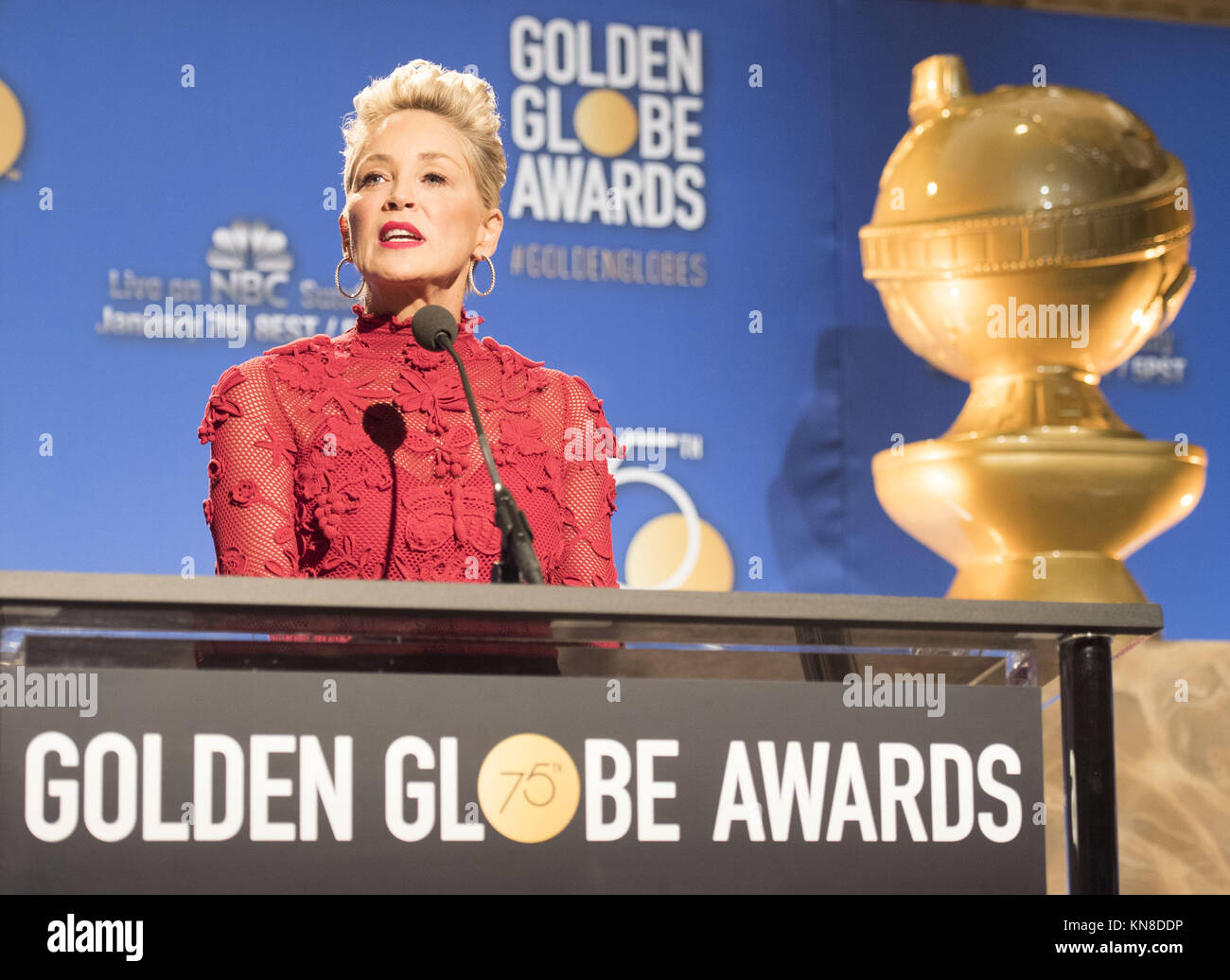 Beverly Hills, in California, Stati Uniti d'America. Undicesimo Dec, 2017. SHARON STONE----------Sharon Stone, Alfre Woodard, Garrett Hedlund e Kristen Bell ha annunciato il settantacinquesimo Annuale di Golden Globe Nomination per il 2018 inizio lunedì mattina in una trasmissione dal vivo al Beverly Hills Hilton. Credito: David Bro/ZUMA filo/Alamy Live News Foto Stock