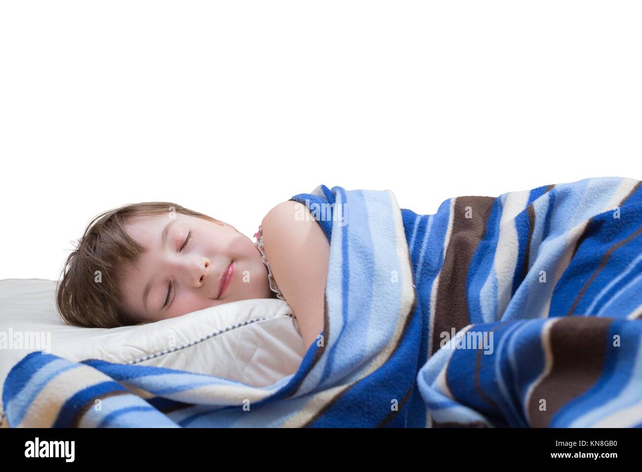Ragazza dorme coperta cuscino isolato sullo sfondo bianco. Foto Stock