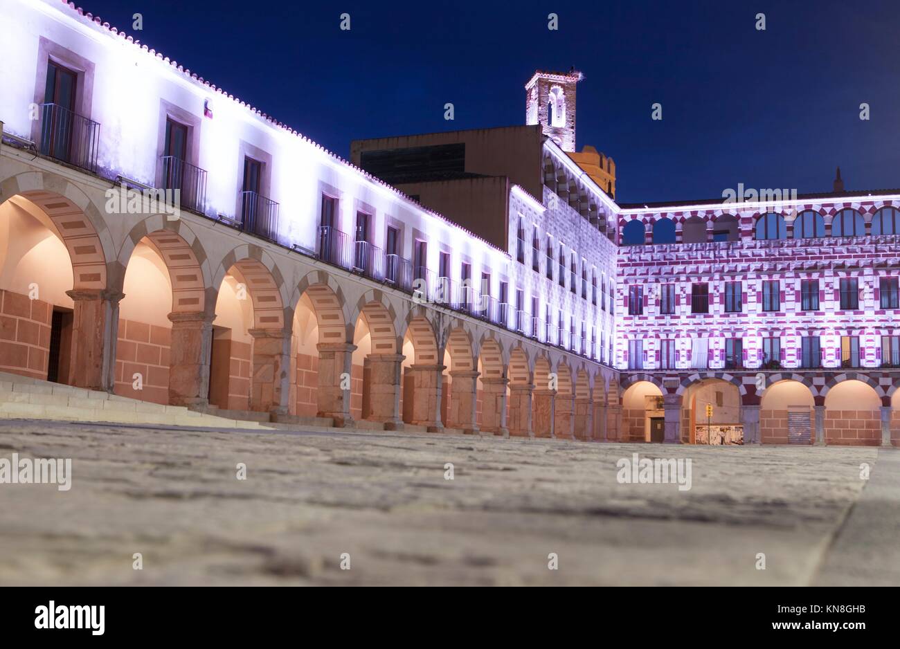 Hight quadrato di Badajoz, illuminato da luci a led al crepuscolo. Basso angolo vista dal pavimento. Foto Stock