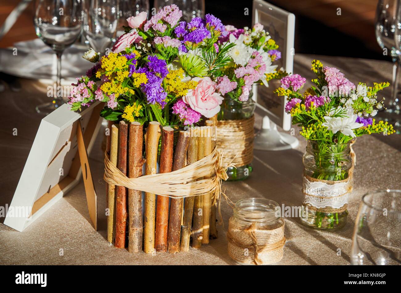 Wedding tavolo rustico pieno di fiori e di paese e di decorazione. Foto Stock