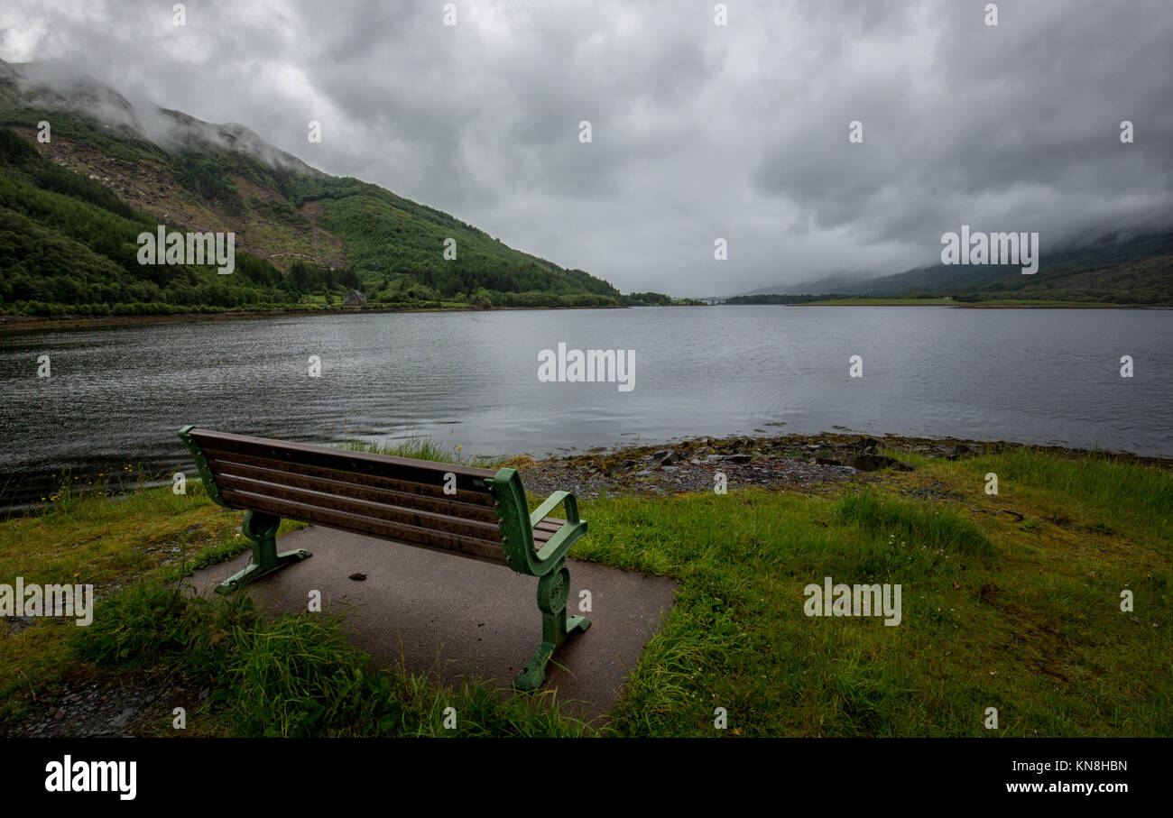 Loch Leven a Ballachulish guardando verso il ponte di Ballachulish Foto Stock