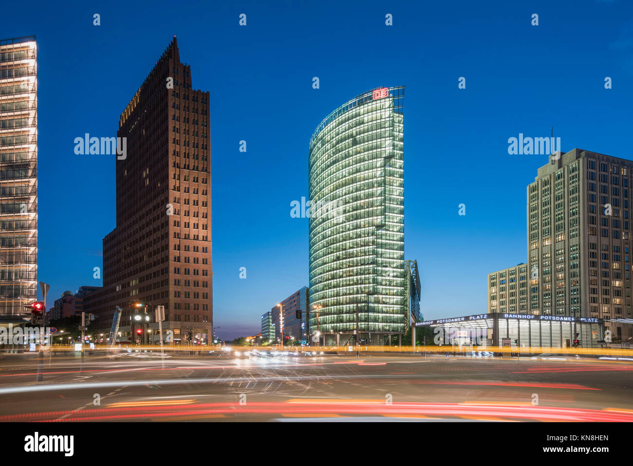 Potsdamer Platz, Berlin , Kollhoff-Tower, Sony Center DB Torre , Beisheim Center, S Bahn ingresso, centro di Berlino, Germania Foto Stock
