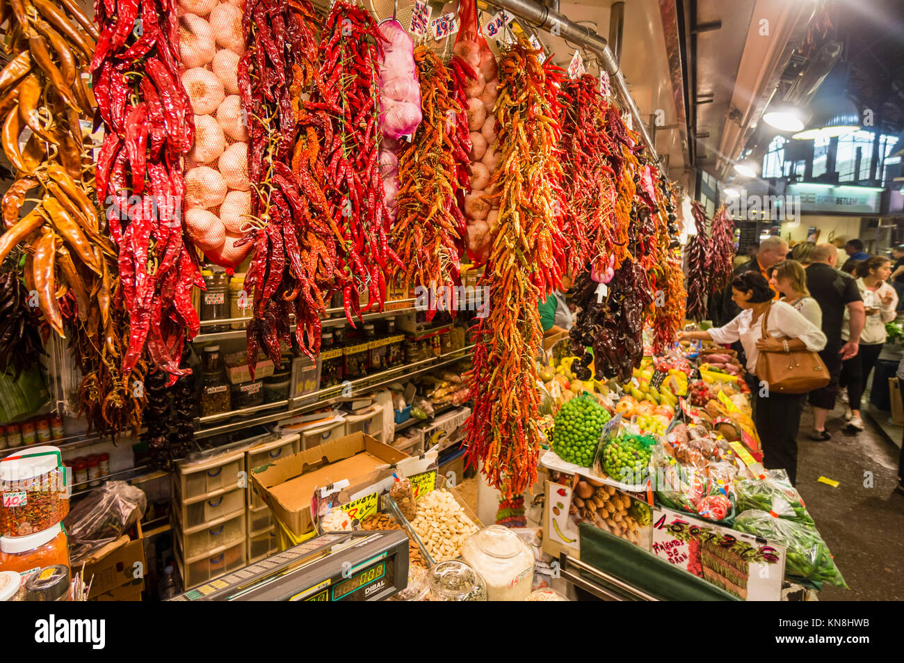 Spagna, Barcellona, sala del mercato La Boqueria, frutta Foto Stock