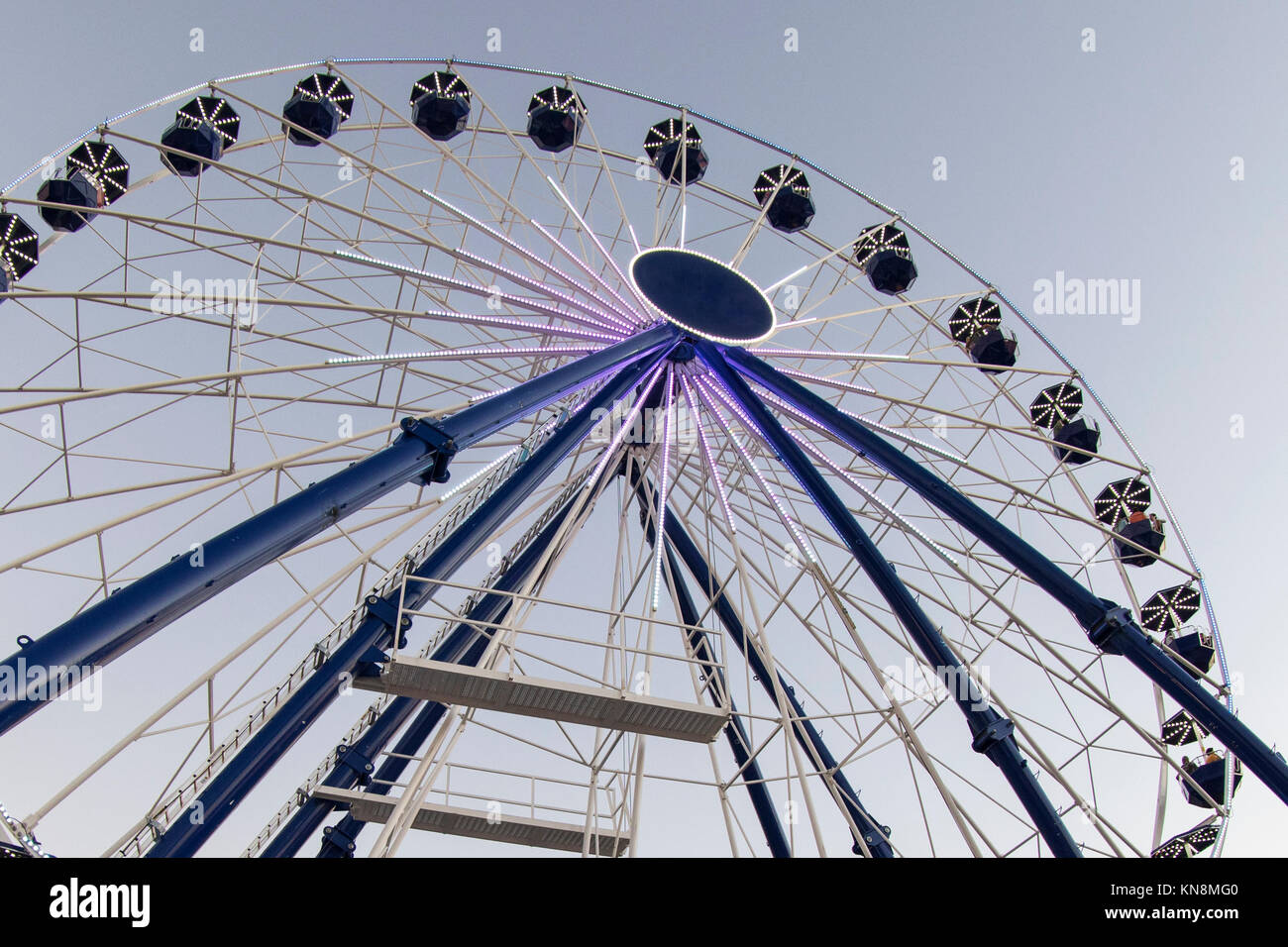 Ruota panoramica Ferris con luci al crepuscolo Foto Stock