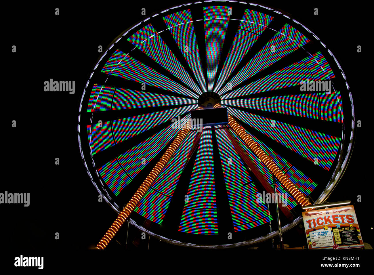 Illuminato di ruota panoramica Ferris di notte Foto Stock