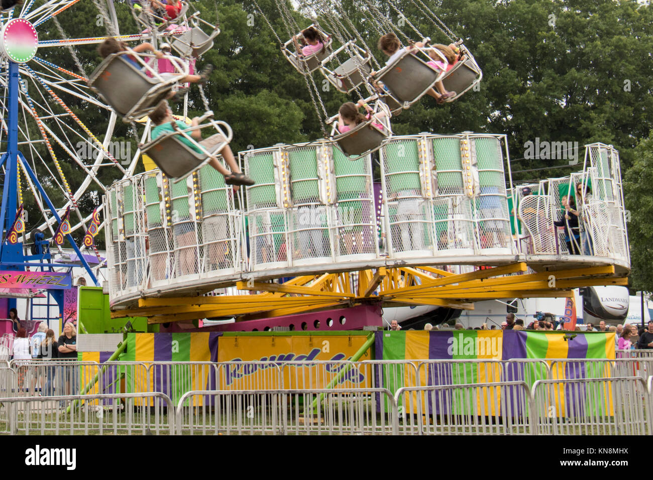 Giostre su midway ad una fiera o il carnevale Foto Stock