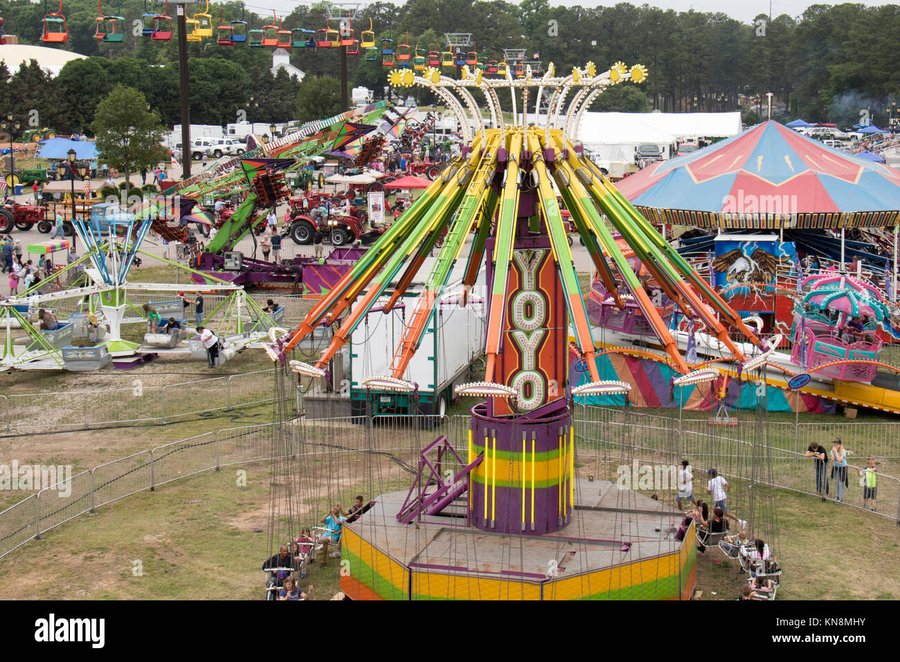Giostre su midway ad una fiera o il carnevale Foto Stock