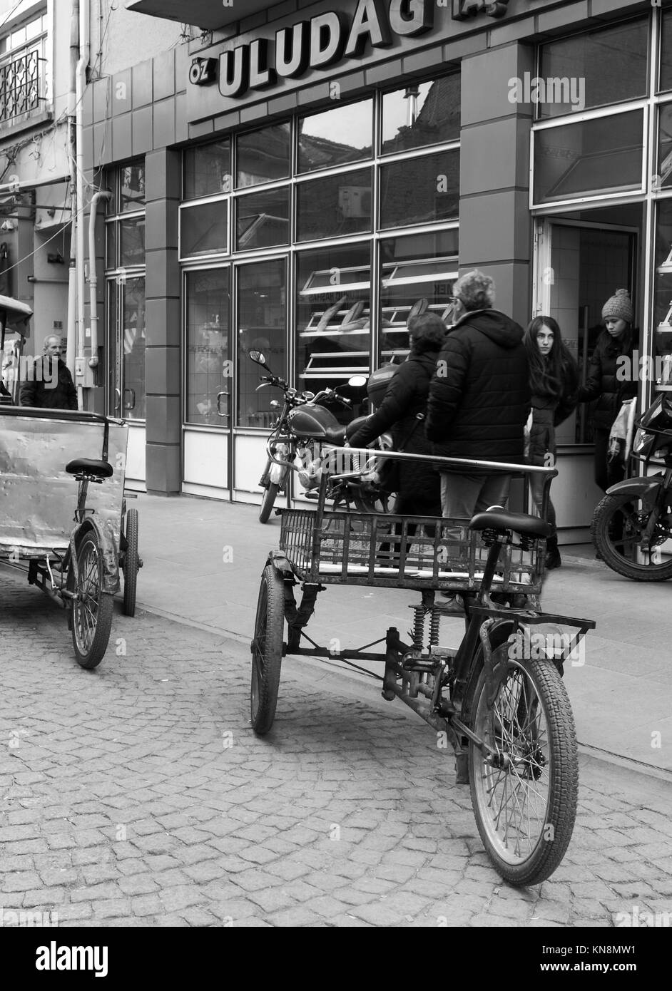 Dicembre 2017 - triciclo cargo bike parcheggiata in una strada in Turchia Foto Stock