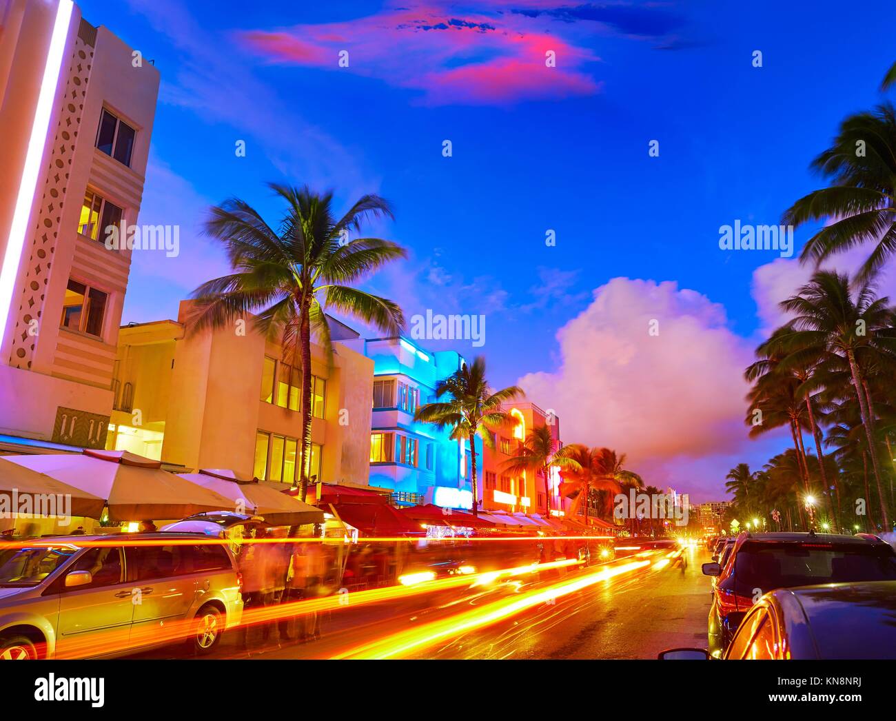 Miami Beach South Beach sunset in Ocean Drive Florida Art Deco e luci auto. Foto Stock