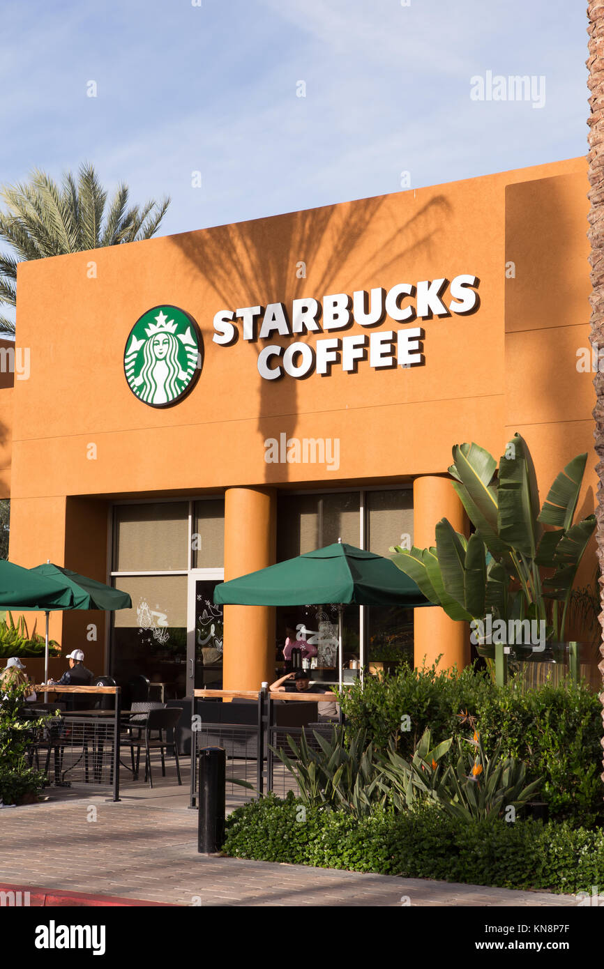 A livello della strada vista dell'esterno di un caffè Starbucks shop a Irvine California USA Foto Stock