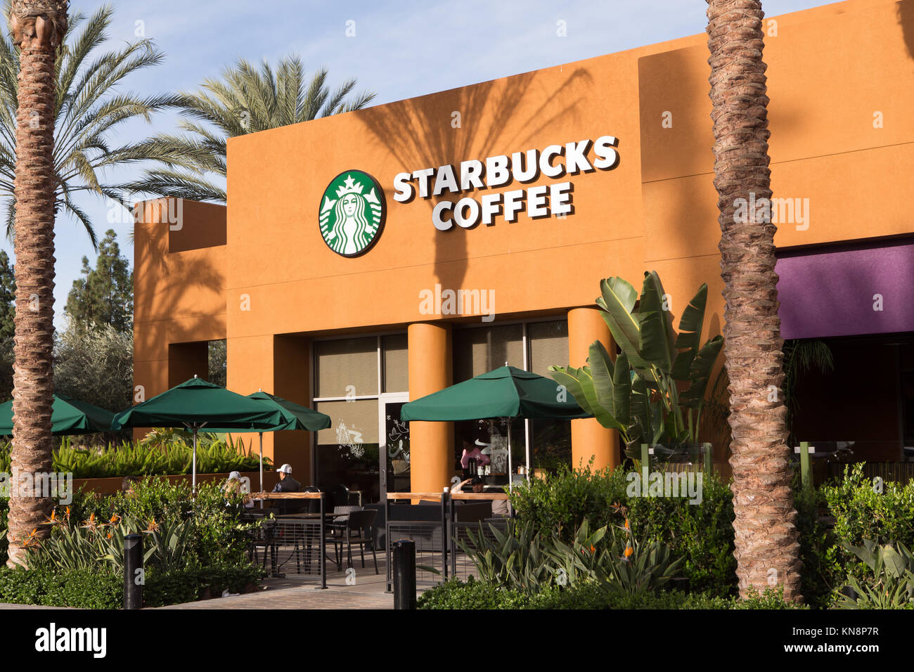 A livello della strada vista dell'esterno di un caffè Starbucks shop a Irvine California USA Foto Stock