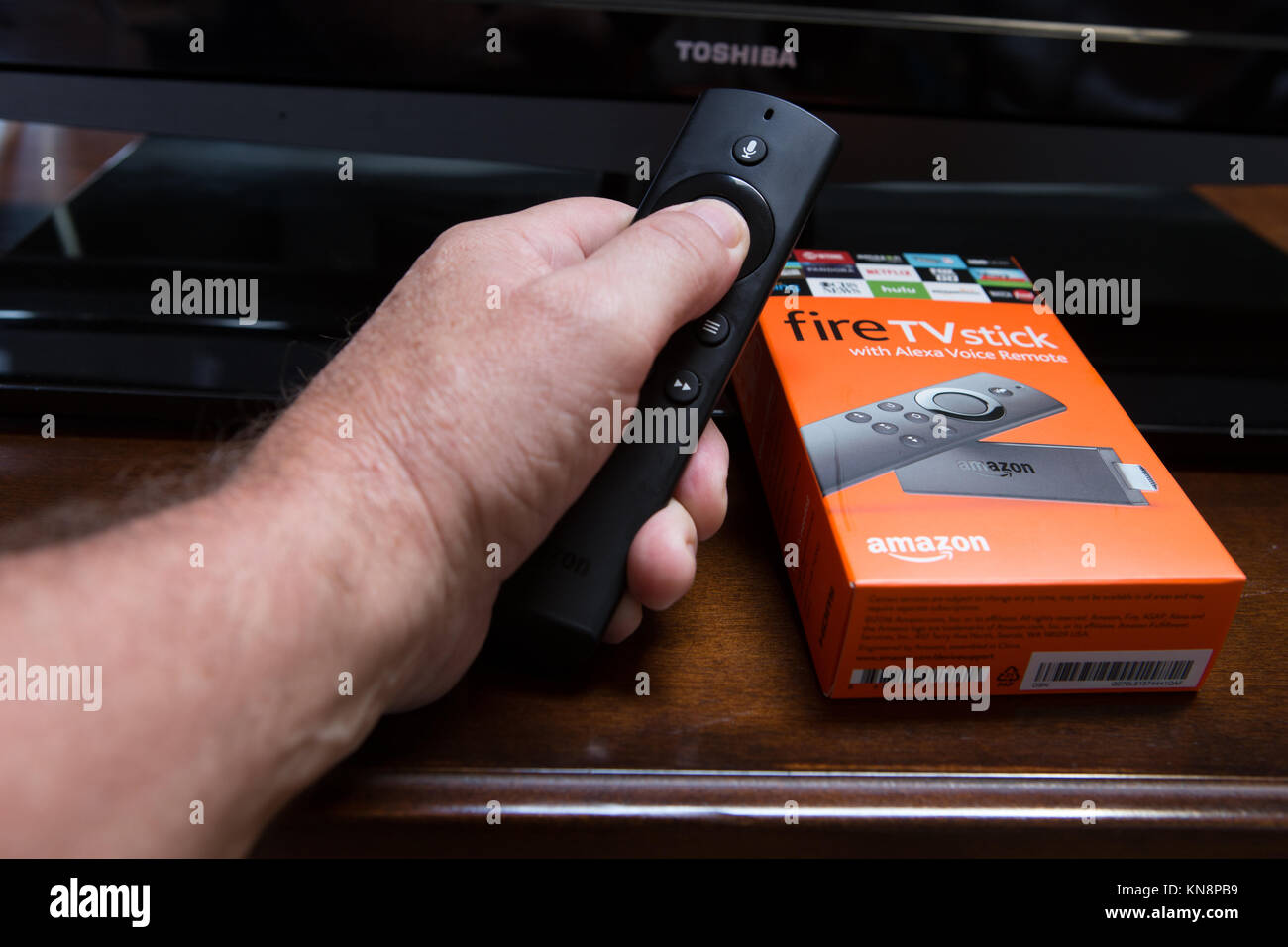 Seconda generazione Amazon TV Stick incendio con Alexa voce controllo remoto Foto Stock