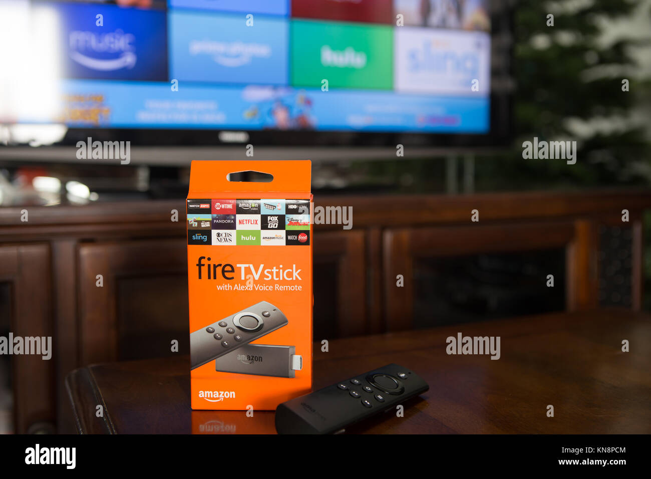 Seconda generazione Amazon TV Stick incendio con Alexa voce controllo remoto Foto Stock