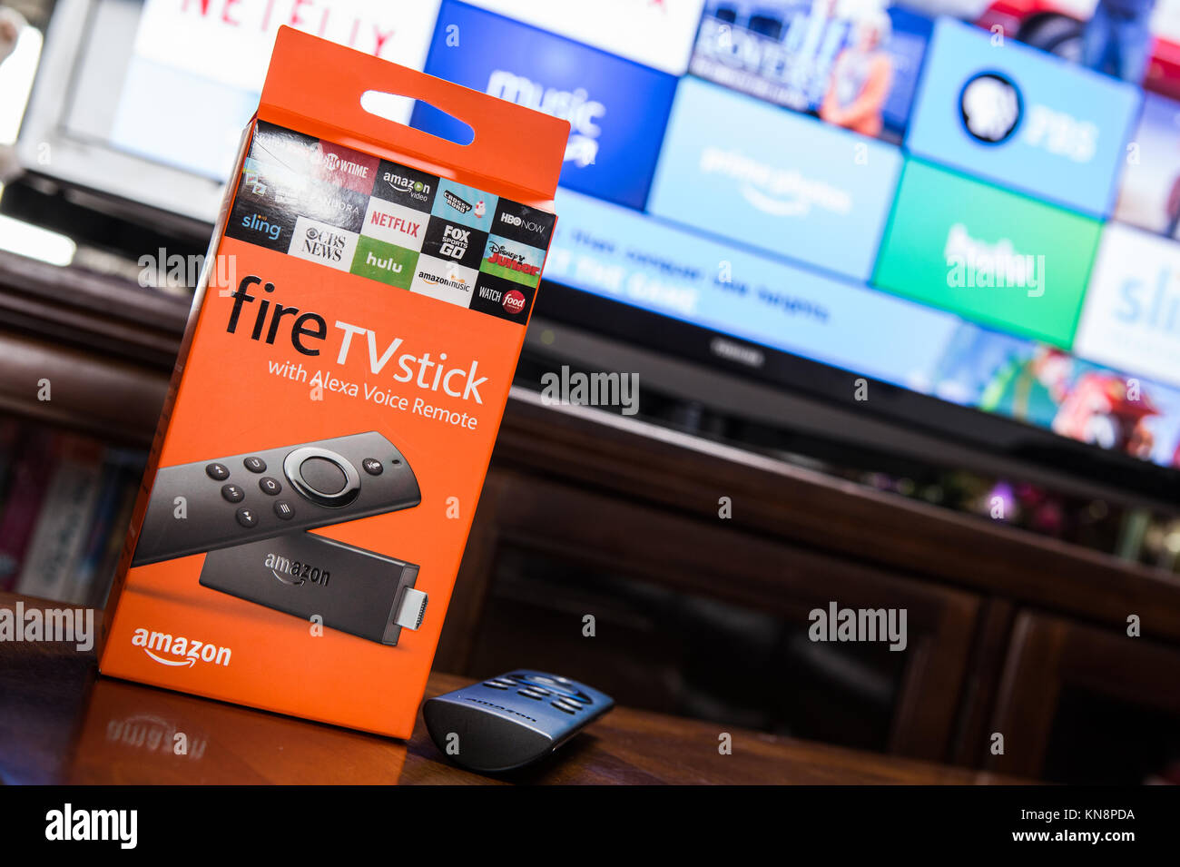 Seconda generazione Amazon TV Stick incendio con Alexa voce controllo remoto Foto Stock