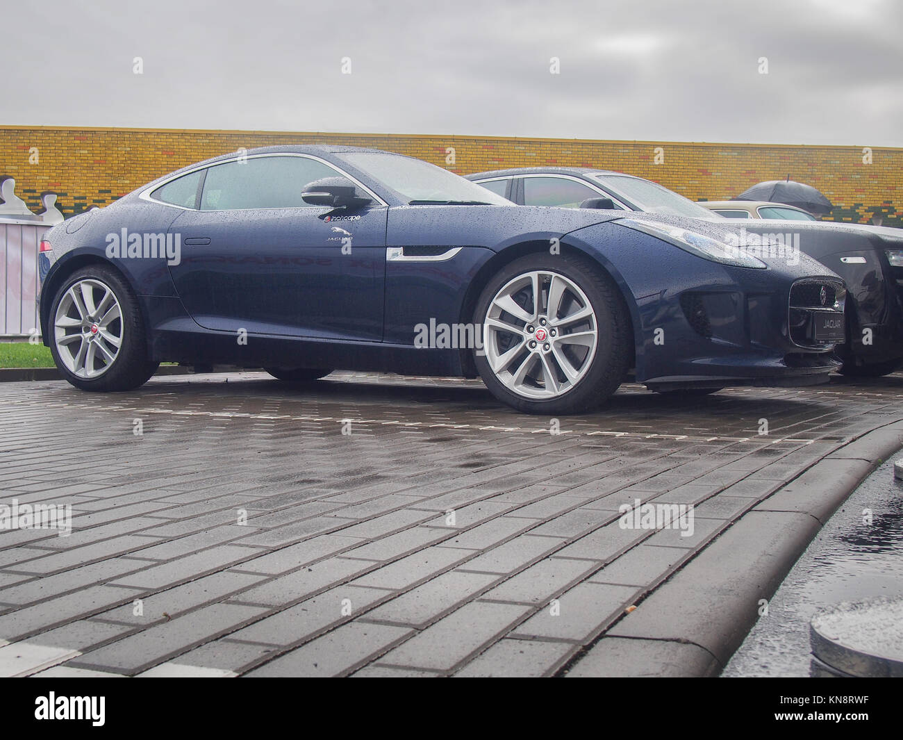 VILNIUS, Lituania-Agosto 20, 2017: Blu Jaguar F di tipo a pioggia. Questo modello è uno dei più popolari di automobili per Jaguar fan. Foto Stock