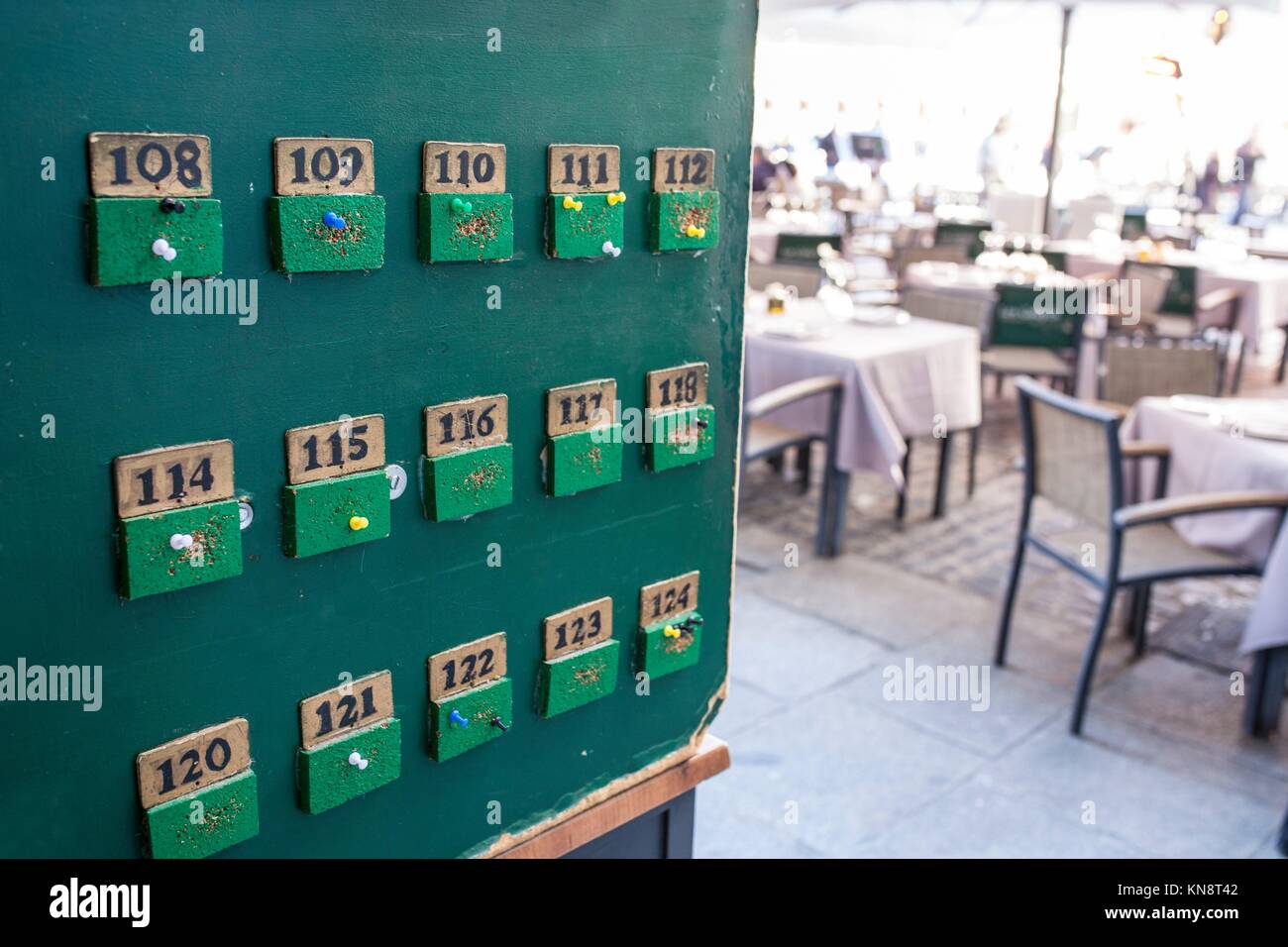 Tabloid verde per le tabelle degli ordini presso il ristorante terrazza, Spagna. Foto Stock