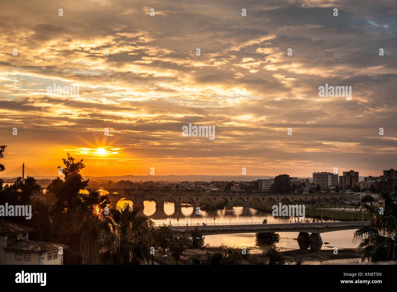 Quattro ponti della città di Badajoz al tramonto con il cielo nuvoloso, Spagna. Foto Stock