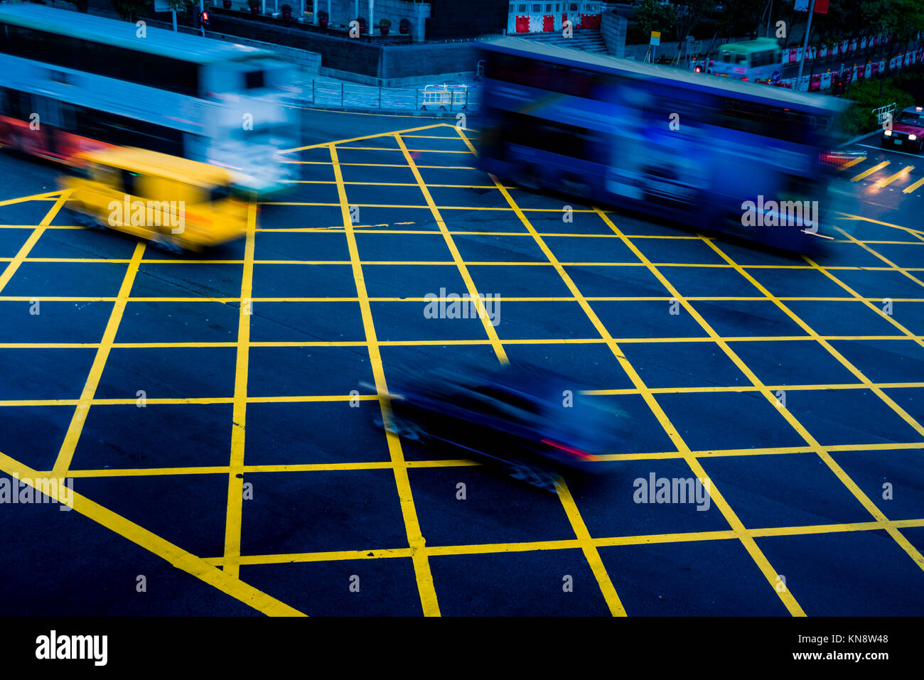 Cars driving attraverso il giallo nessuna area di parcheggio su strada asfaltata,nei toni del blu,Cina. Foto Stock