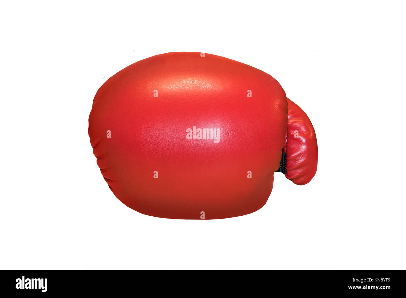 Un studio shot di un rosso guanto di boxe isolati su sfondo bianco Foto Stock