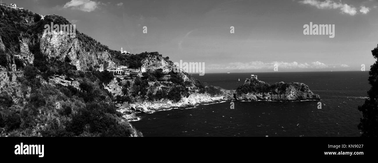Incredibile in bianco e nero paesaggio panoramico di Praiano Beach, in Costiera Amalfitana - Italia Foto Stock