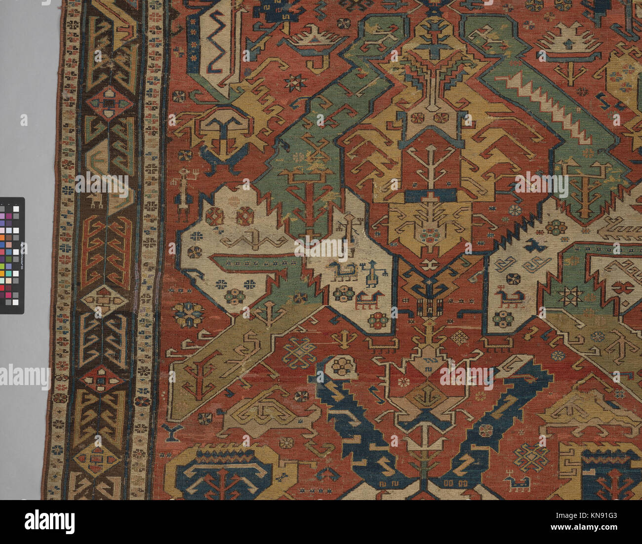 Un design stilizzato con motivo a forma di drago, che simboleggia potenza e protezione, che riflette le tradizioni artistiche e l'estetica del design attraverso le culture. Foto Stock