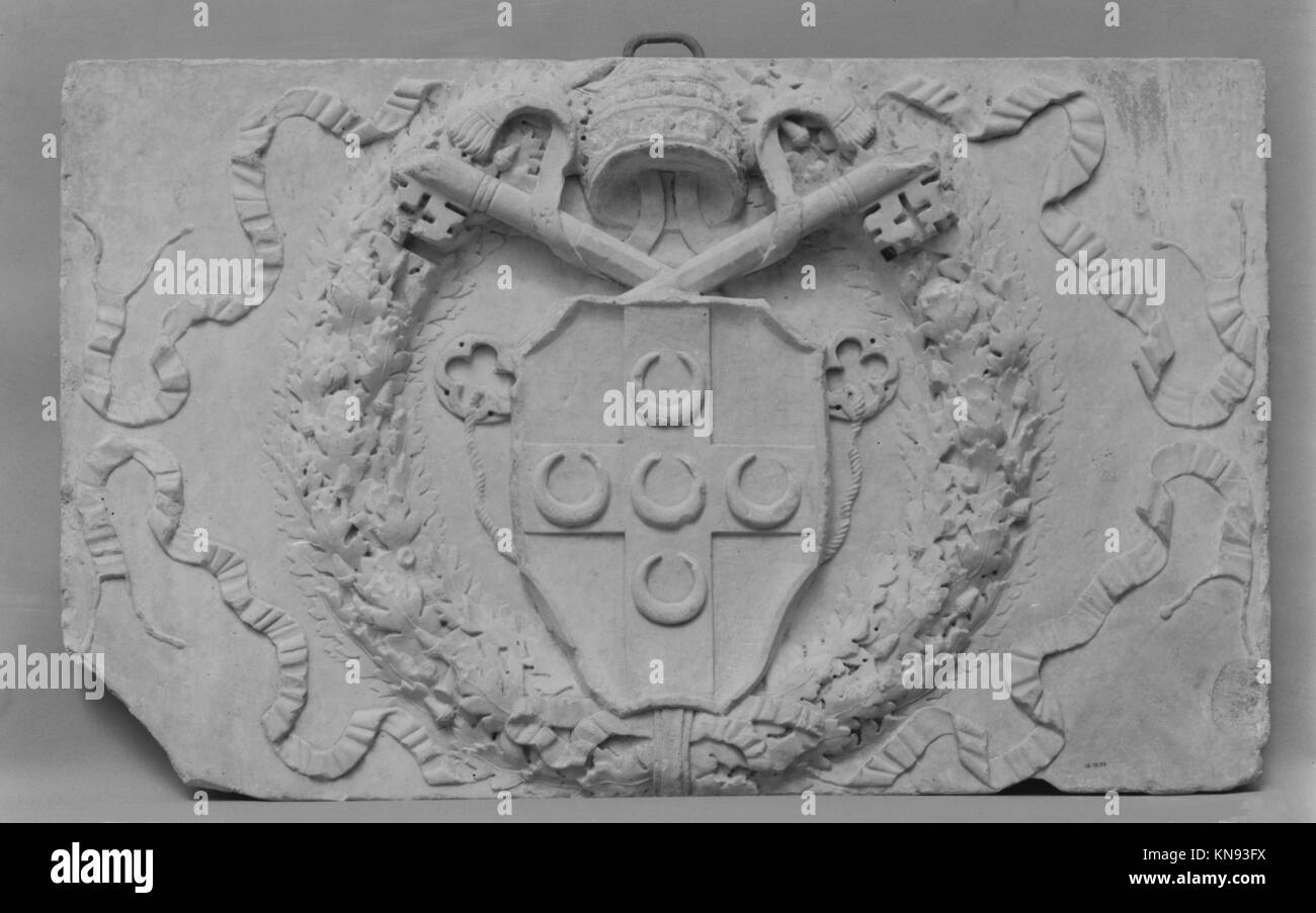 Lo stemma di un papa Piccolomini mostra elementi di design araldici che rappresentano l'autorità papale, il patrimonio familiare e il significato storico. Foto Stock
