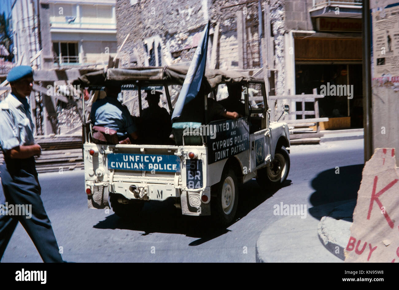 Una Land Rover che trasportano i membri dell'UNFICYP, una joint venture tra le Nazioni Unite e la polizia Cyrpus. Immagine presa in agosto 1965. Foto Stock