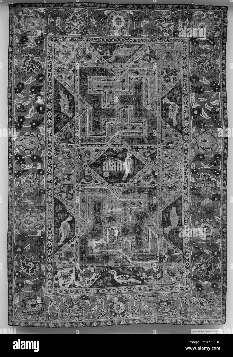 Questo tappeto (MET 53661) presenta motivi e colori tessuti tradizionali, che riflettono l'artigianato, le tradizioni tessili regionali e le pratiche storiche di design. Foto Stock