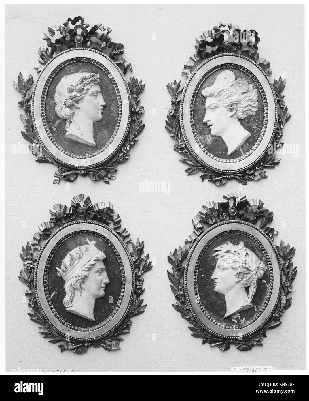 Air (uno di quattro) MET 4375 Air (uno di quattro) MET 4375 /189700 French, Air (uno di quattro), 18 ° secolo, Stucco e marmo, 23 1/2 ? 19 poll. (59.7 ? 48.3 cm). Il Metropolitan Museum of Art, New York. Dono di J. Pierpont Morgan, 1906 (07.225.445c) Foto Stock