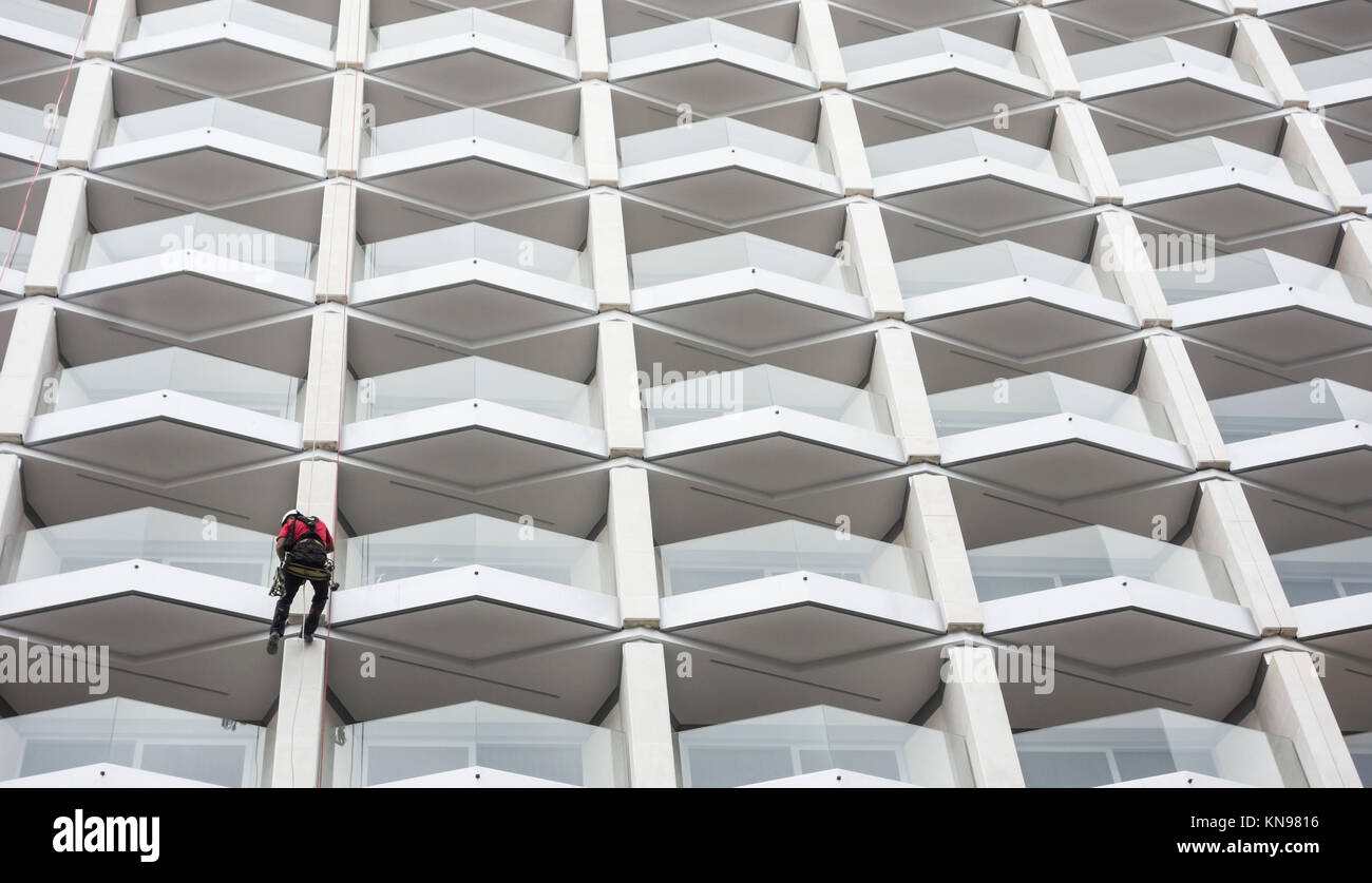 Workman pittura hotel in Spagna Foto Stock