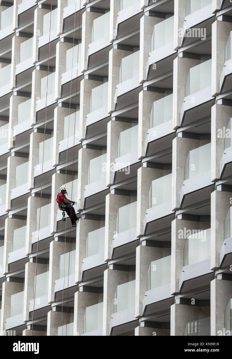 Workman pittura hotel in Spagna Foto Stock