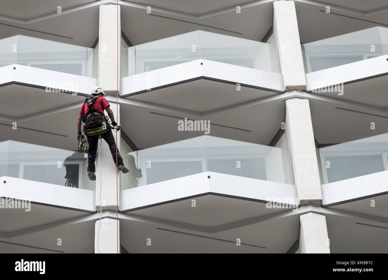 Workman pittura hotel in Spagna Foto Stock