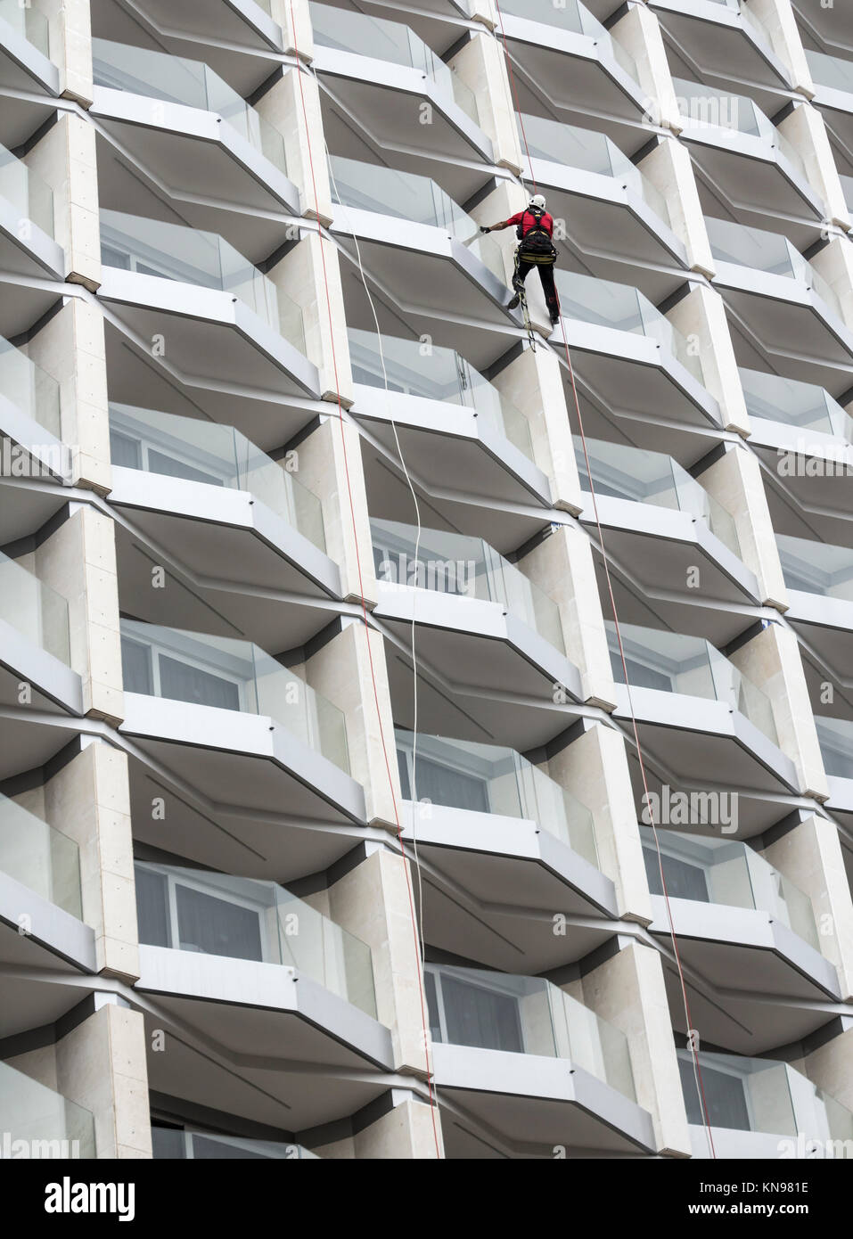 Workman pittura hotel in Spagna Foto Stock