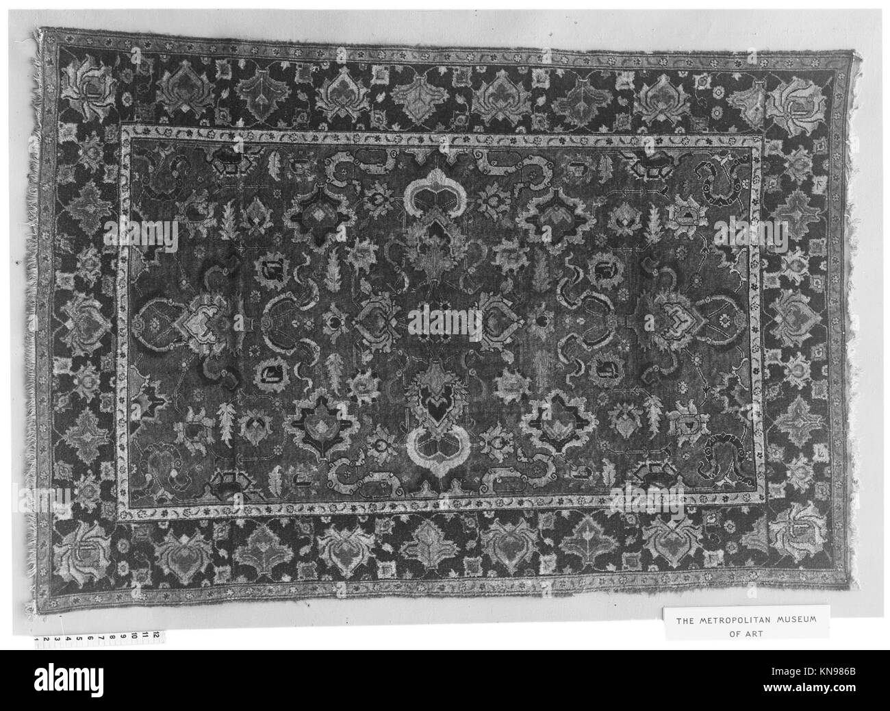 Questo tappeto intrecciato presenta fantasie intricate e colori vivaci, riflettendo le tradizioni artistiche e artigianali regionali. Foto Stock