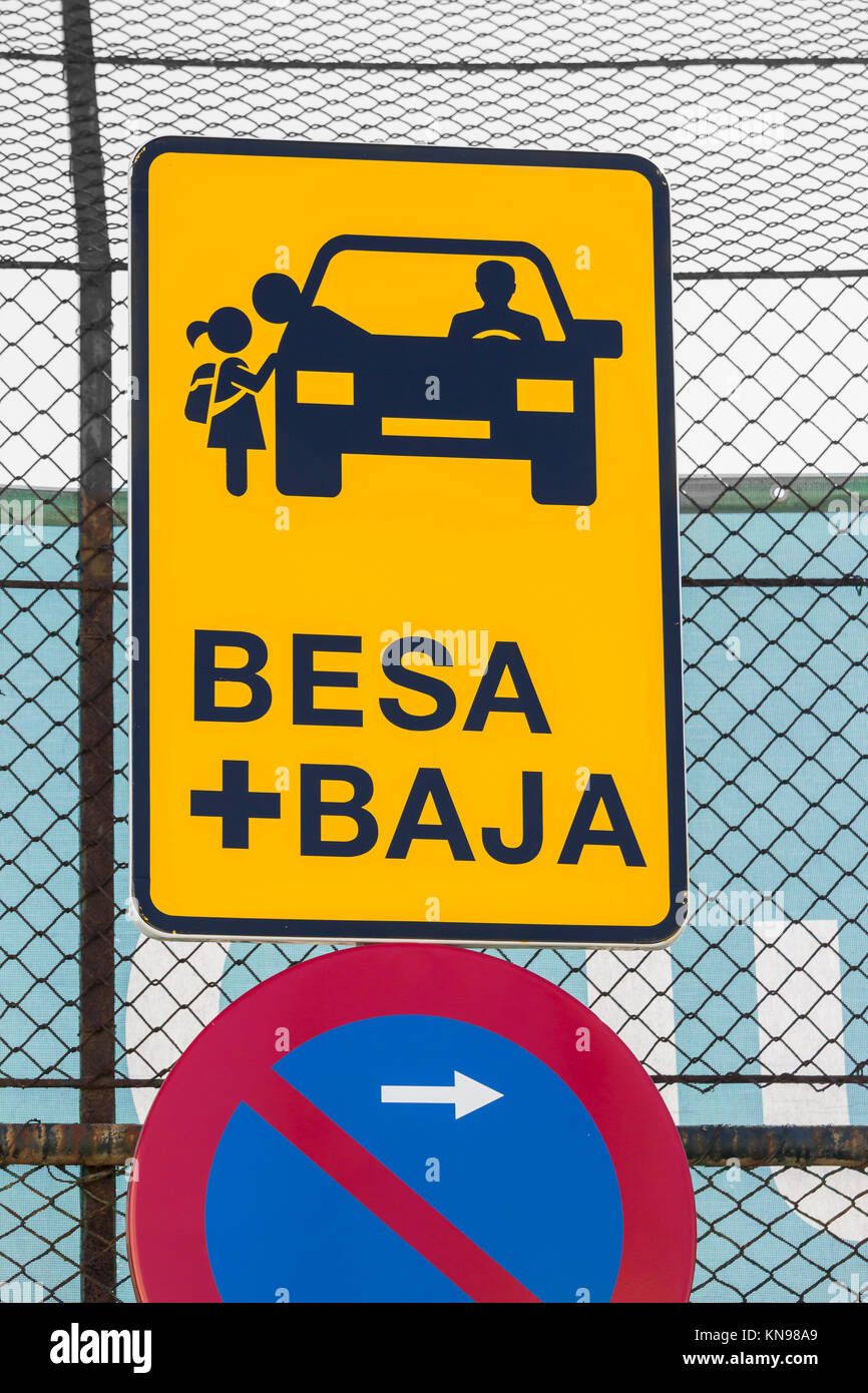 Besa + Baja (kiss e drop off) zona per i genitori di far cadere i bambini al di fuori della scuola in Spagna. Foto Stock