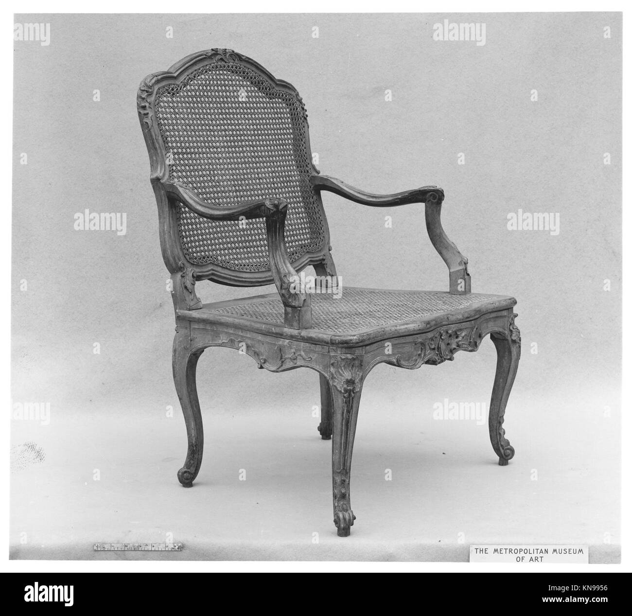 Poltrona (fauteuil) MET 4999 Poltrona (fauteuil) MET 4999 /189326 Francese, Poltrona (fauteuil), XVIII secolo, scolpito e dipinto in legno di frutta; schienale e sedile in legno, tuta: 37 3/8 ? 27 1/2 ? 20 7/8 poll. (94.9 ? 69.9 ? 53 cm). Il Metropolitan Museum of Art, New York. Dono di J. Pierpont Morgan, 1906 (07.225.36) Foto Stock
