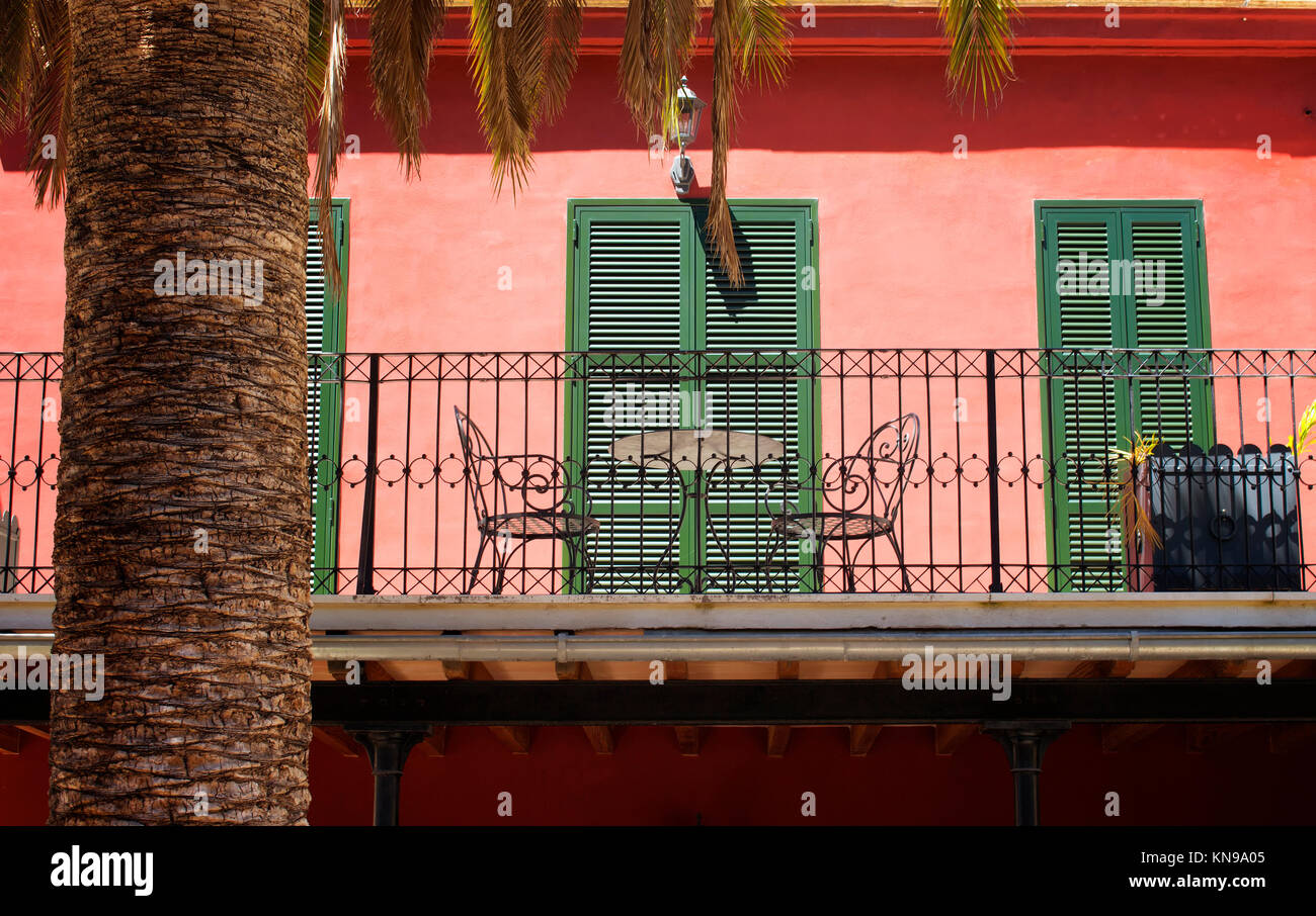Vista di una tradizionale casa di Mallorca. Parete Rossa, persiane verdi e fatta di ferro sedie / tabella riflettono lo stile della regione la sua architettura. Foto Stock