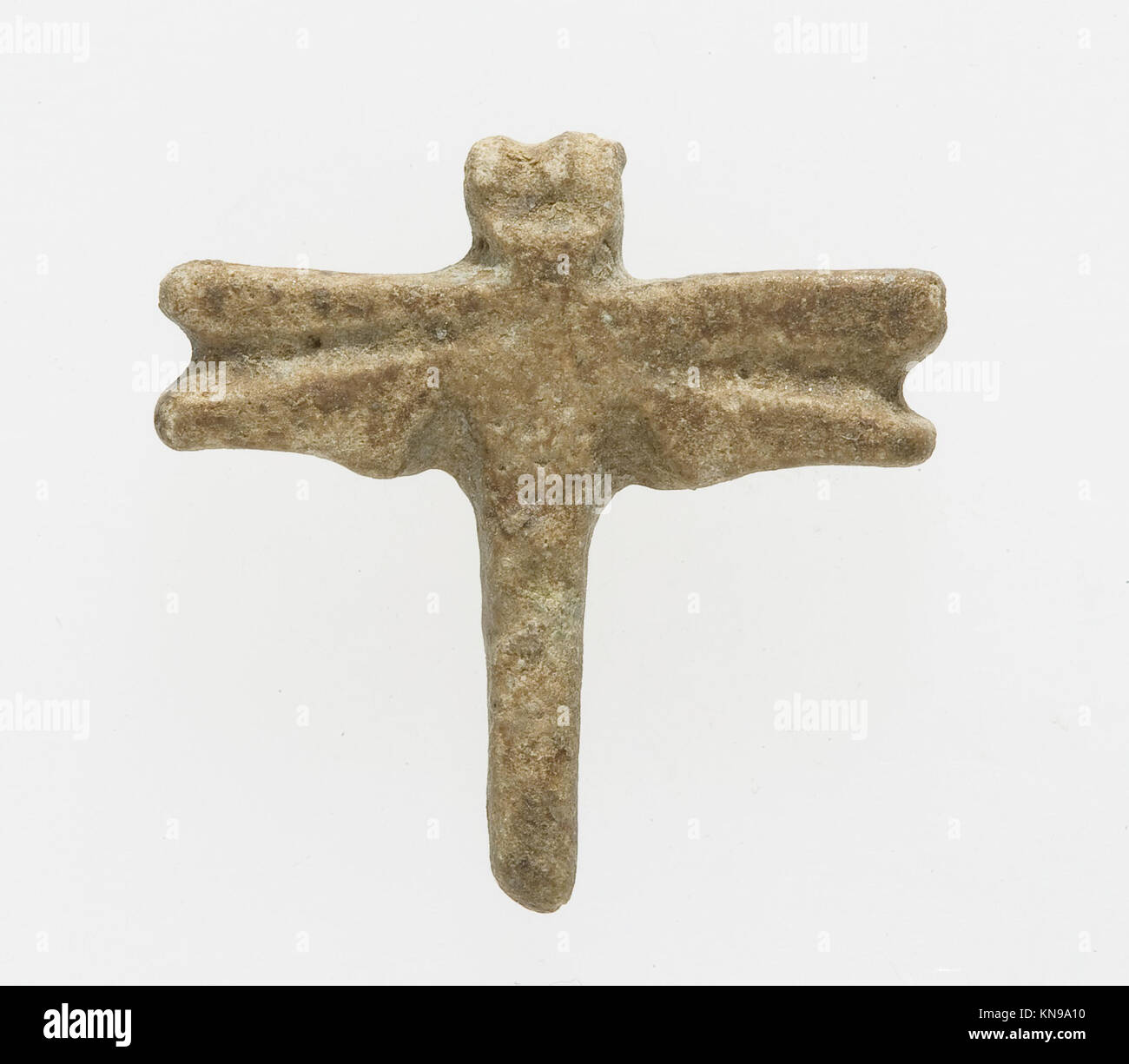 Questo amuleto di libellula, realizzato in tempi antichi, rappresenta protezione e simbolismo spirituale. Foto Stock