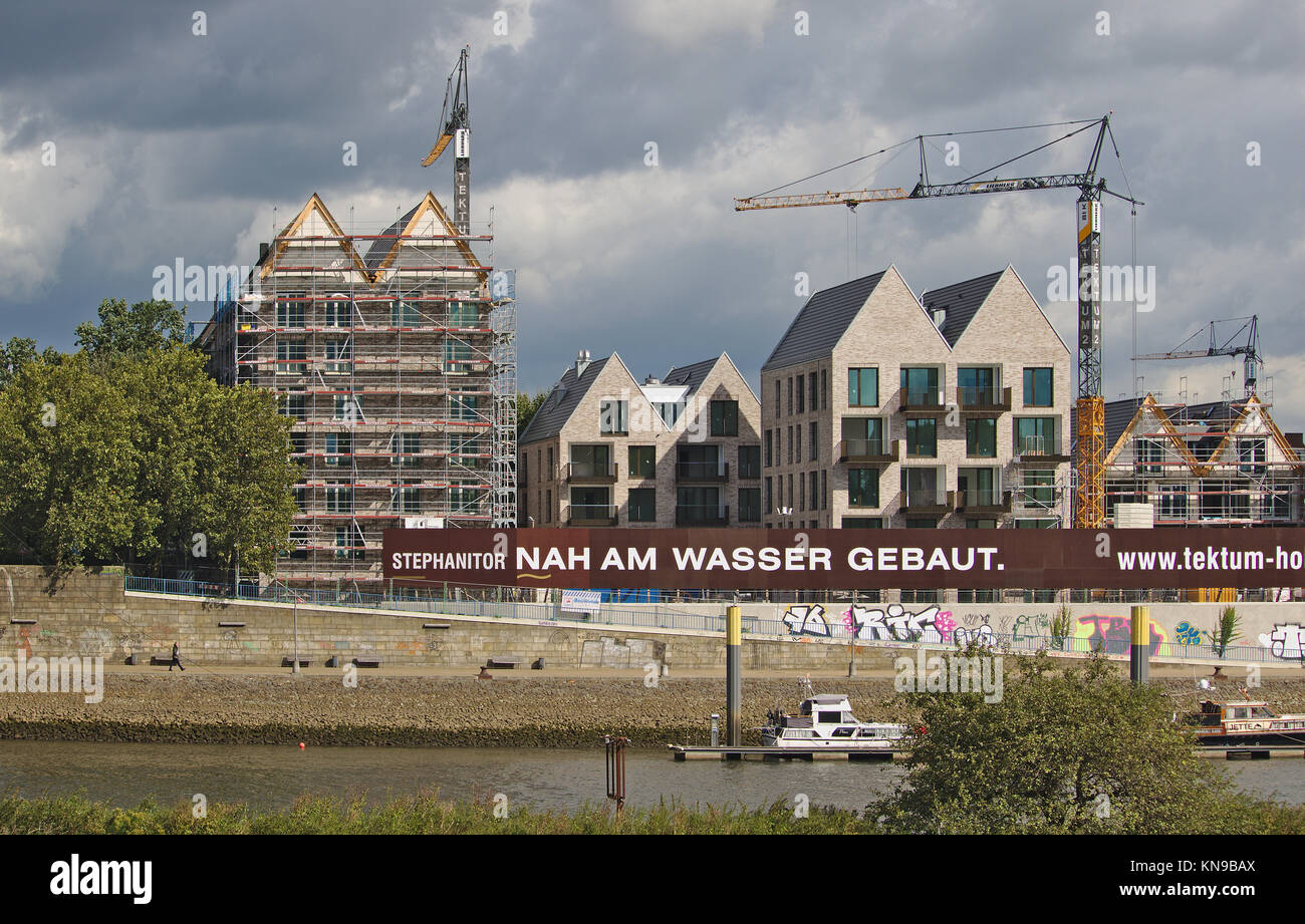 Bremen, Germania - Settembre 14th, 2017 - Riverside sito in costruzione di gru, ponteggi, parzialmente e totalmente completato edifici residenziali e di si Foto Stock