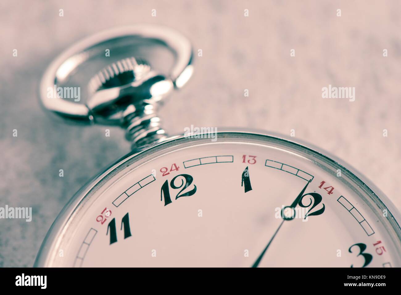 Il vecchio orologio da tasca dettaglio. Simbolo del tempo, scadenza e nostalgia. Foto Stock