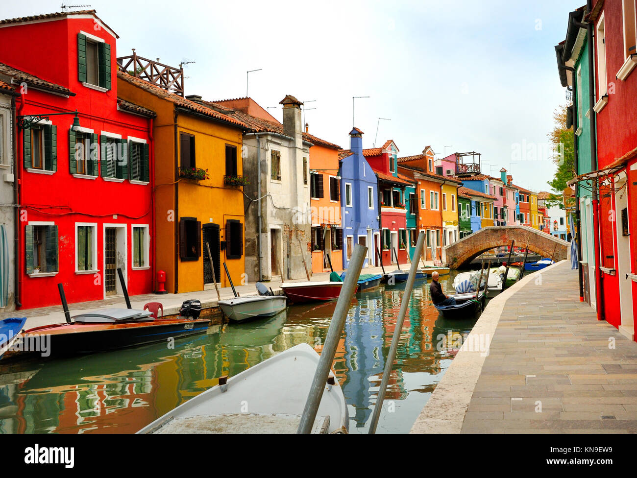 Dipinto luminosamente case sulle isole di Burano, Venezia Foto Stock