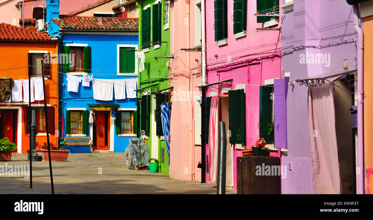 Dipinto luminosamente case sulle isole di Burano, Venezia Foto Stock