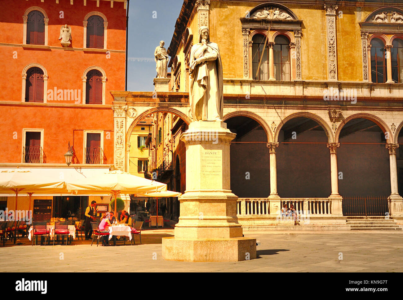 Piazza del Signori con la statua di Dante e la Loggia del Consiglio, Verona Foto Stock